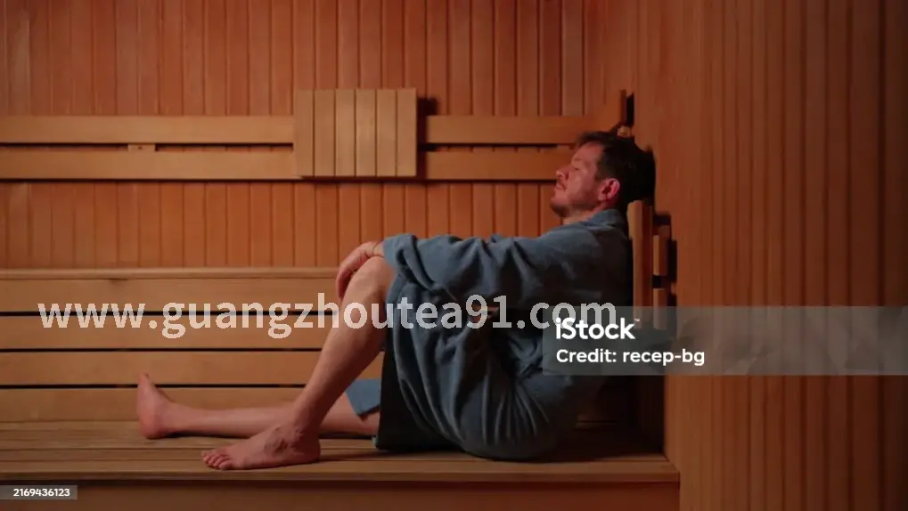 筋膜枪按摩肩部