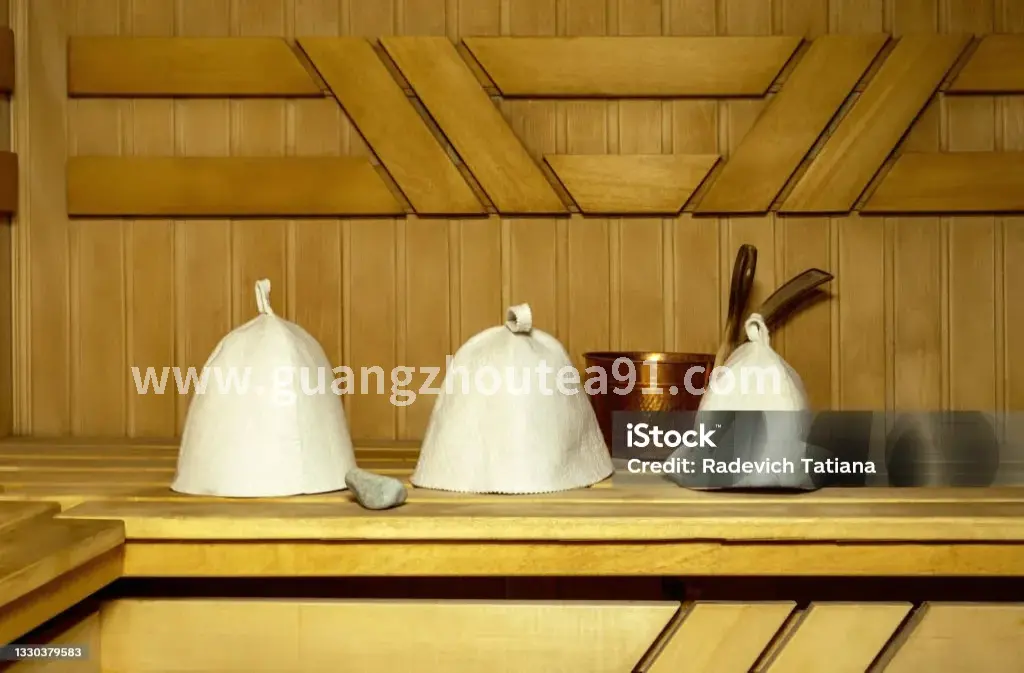 桑拿房内的木质长椅